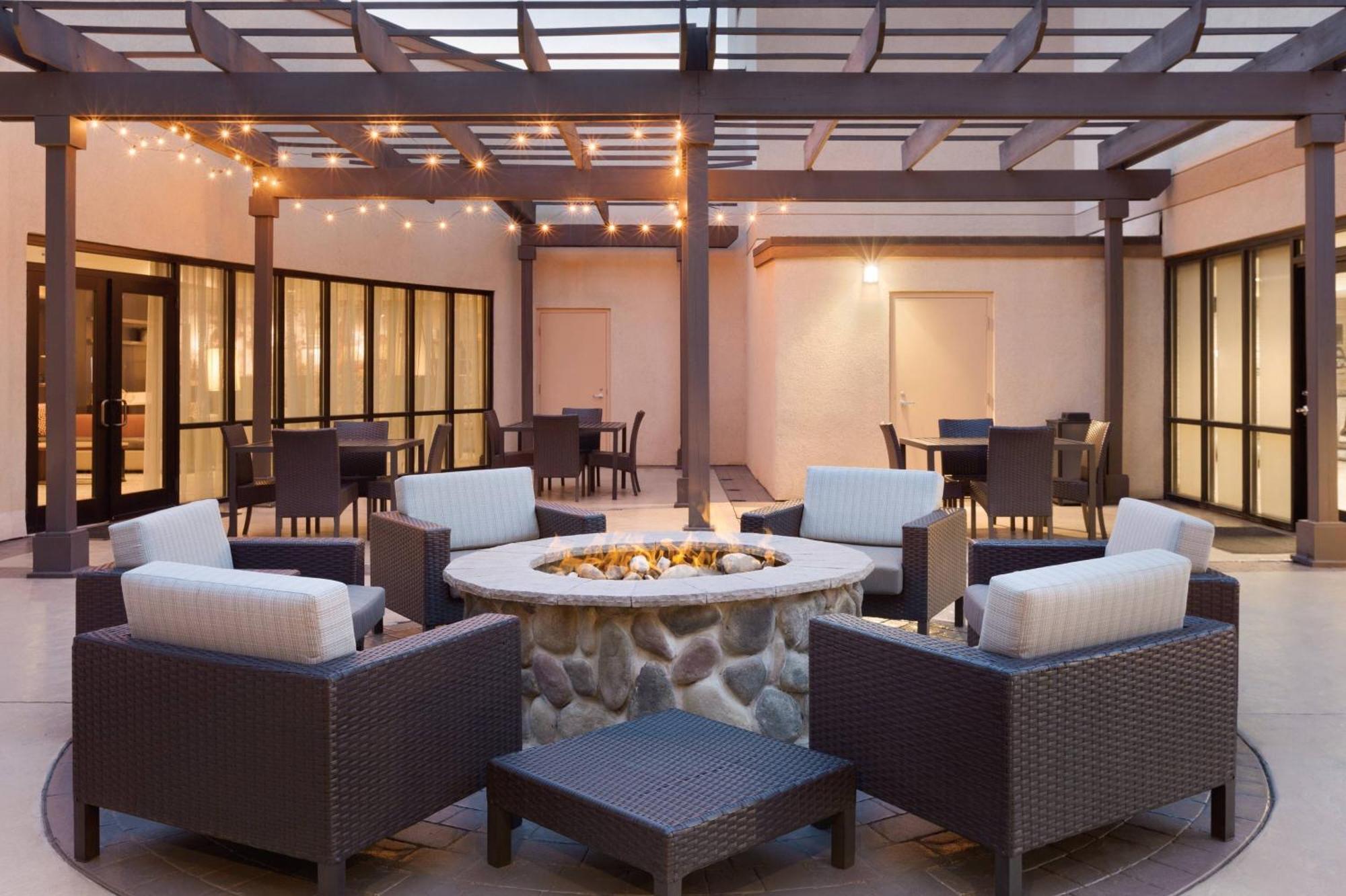 Courtyard Charlotte Airport North Hotell Exteriör bild
